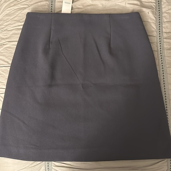 NWT Gray pencil skirt from the Loft. Size 4 - Picture 2 of 4